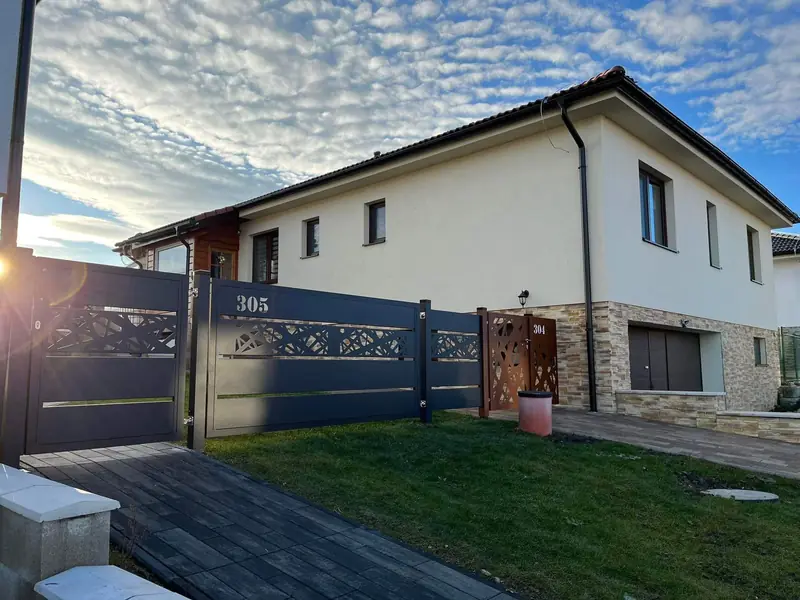 Hliníkový lamelový plot v antracite s pásom DECOR a dizajnovým popisným číslom domu