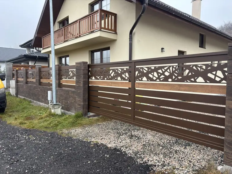 Hnedý hliníkový plot a brána s pásom DECOR na murovanej podmurovke