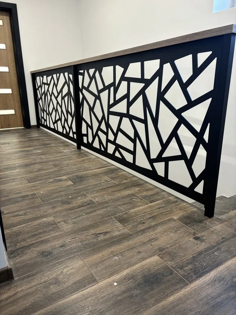 Interiérové zábradlie na galérii s geometrickým vzorom DECOR v čiernej farbe
