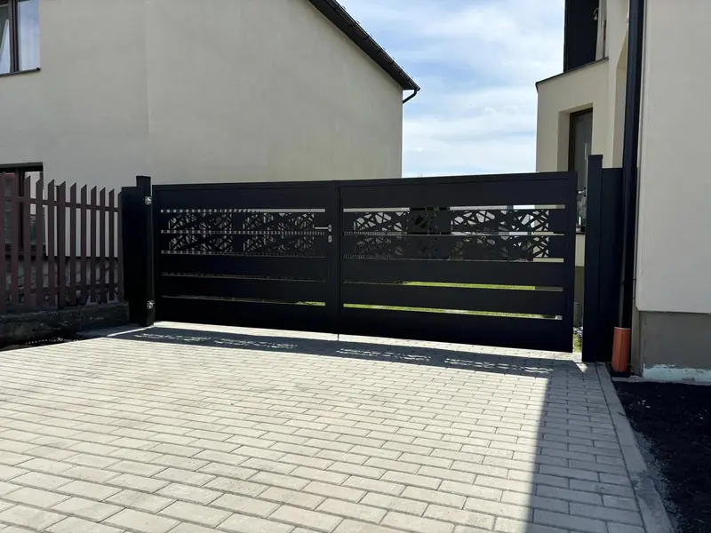 Dvojkrídlová hliníková brána s pásom DECOR v antracite pri vjazde k domu