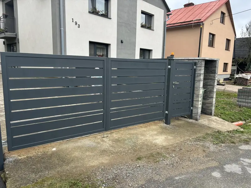 Hliníková krídlová brána s bránkou, lamely v antracite RAL 7016