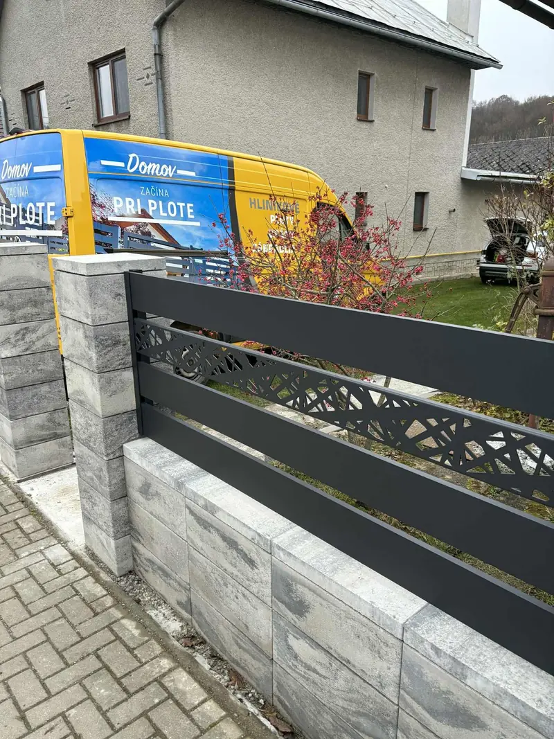 Hliníkové plotové výplne na murovaný plot s ozdobným pásom DECOR