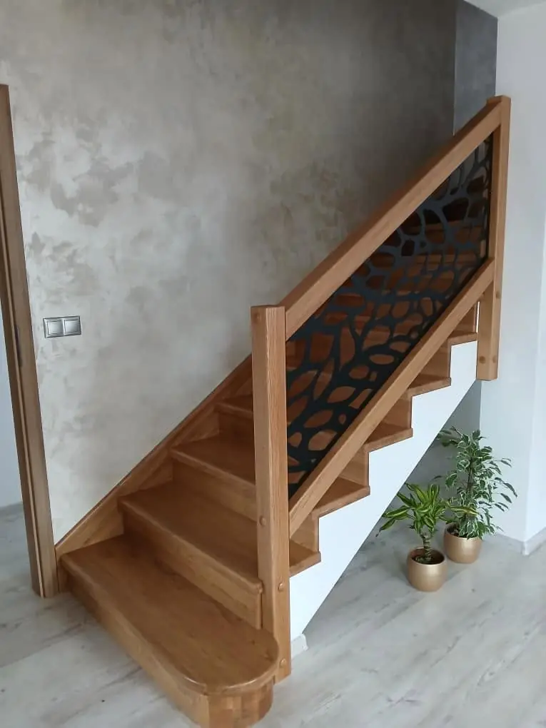 Zábradlie na drevené schody s vypaľovaným vzorom DECOR v čiernej farbe