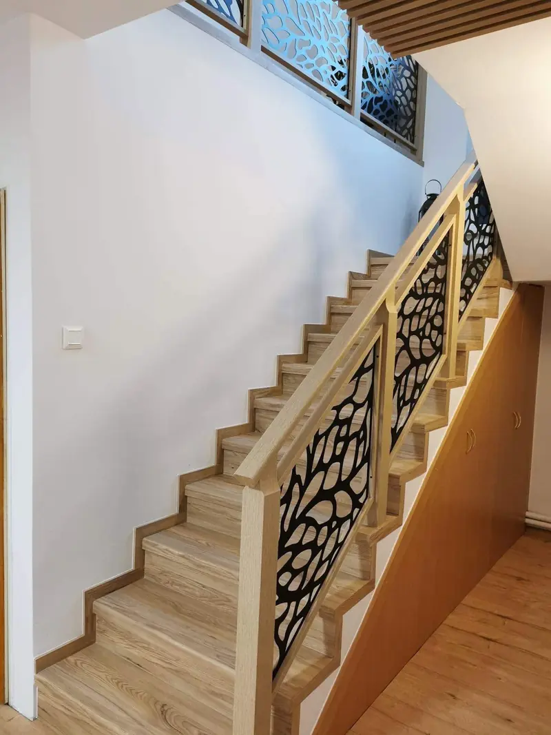 Interiérové zábradlie na schody s vypaľovaným vzorom DECOR a dreveným madlom