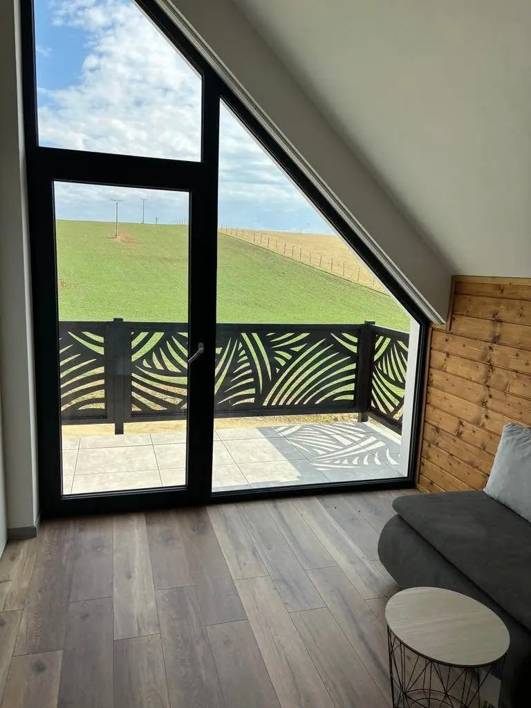 Zábradlie na terasu s vypaľovaným motívom DECOR, pohľad z podkrovnej izby